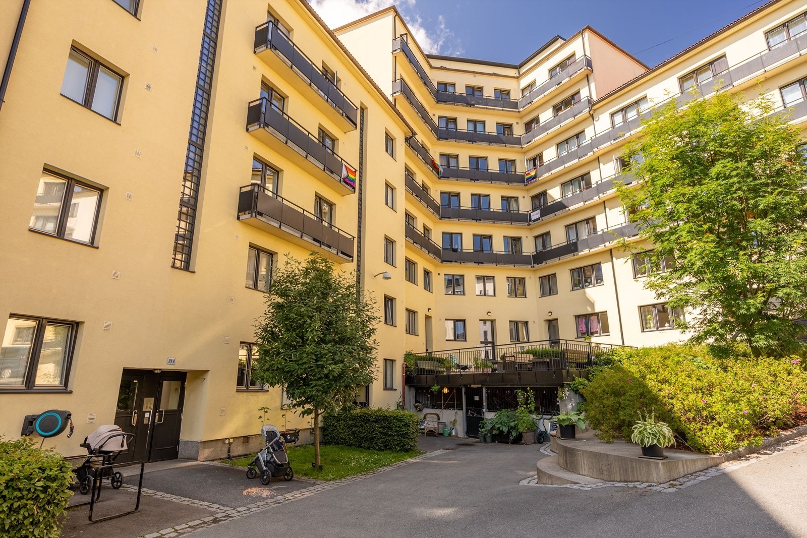 Indre bakgård med pent opparbeidet fellesområde Galleribilde