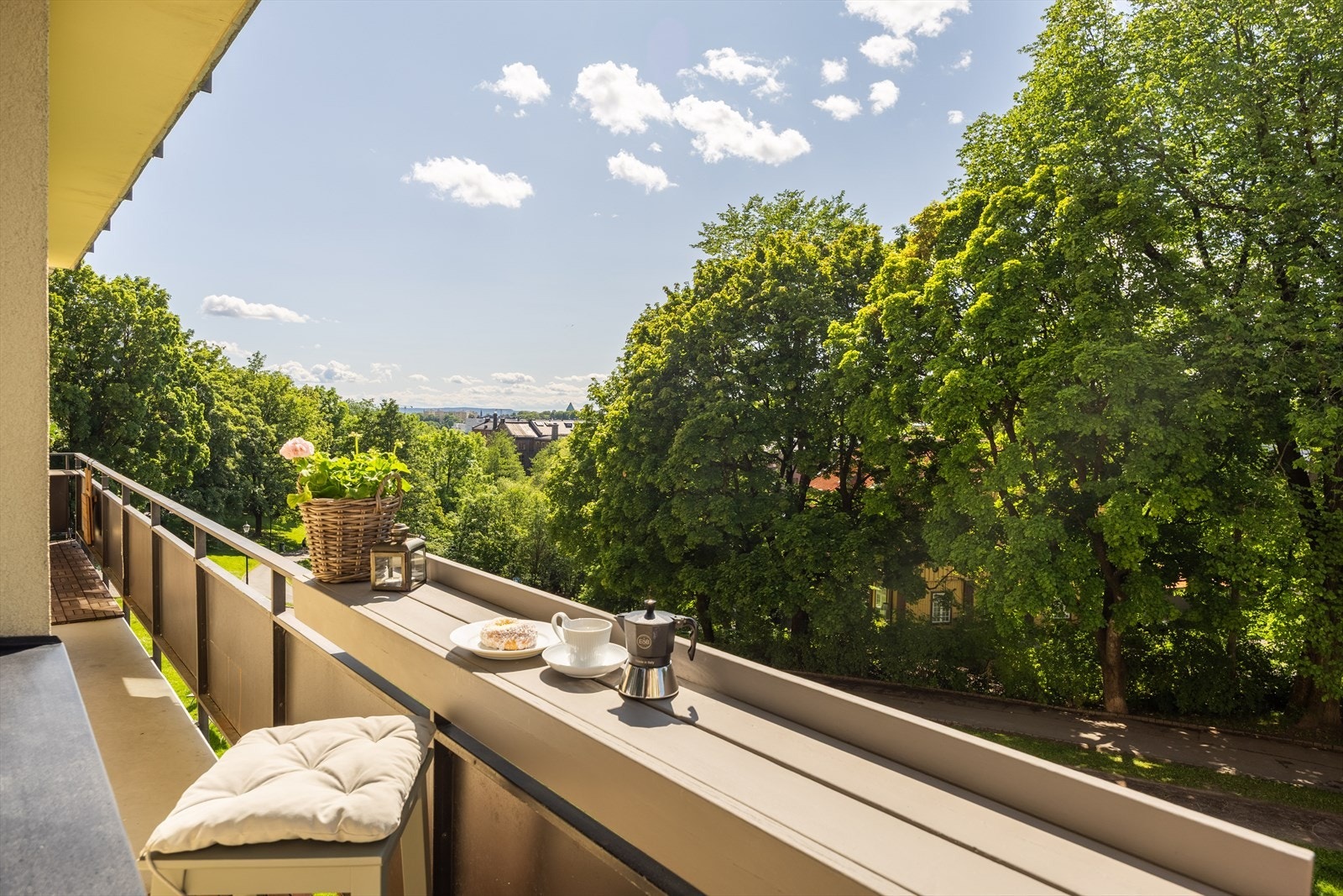 Fra stuen har du utgang til brannbalkong med flott utsyn og ingen innsyn Galleribilde