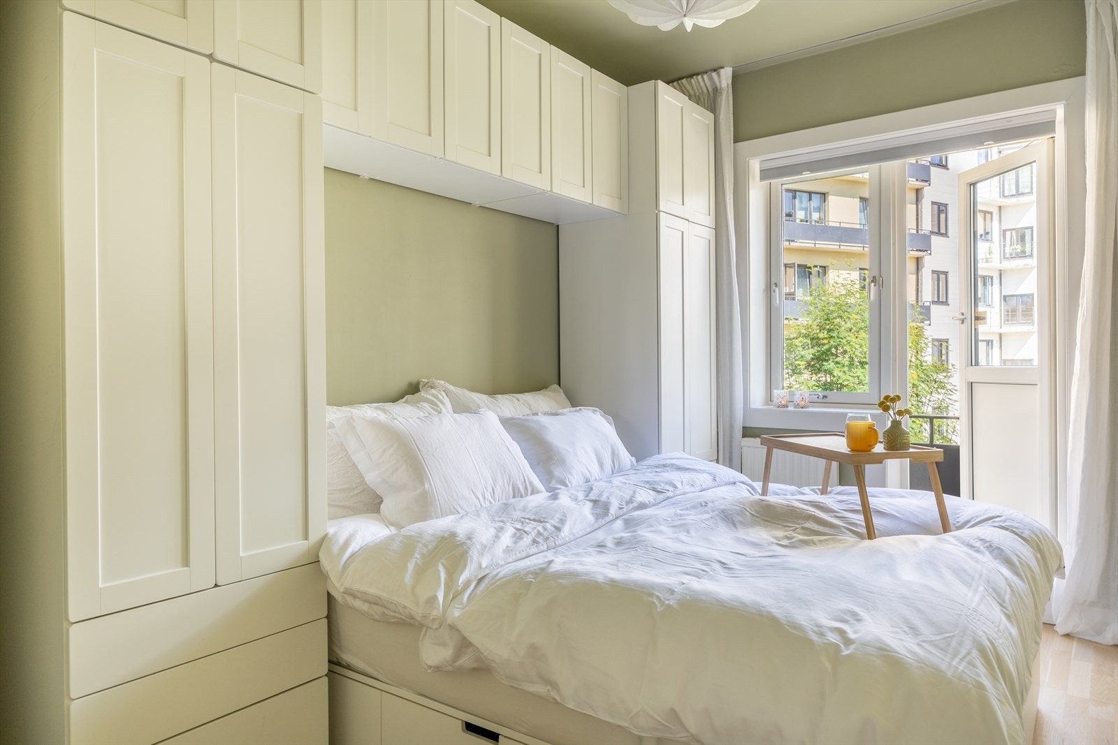 Soverom med utgang til brannbalkong, vendt ut mot bakgården Galleribilde