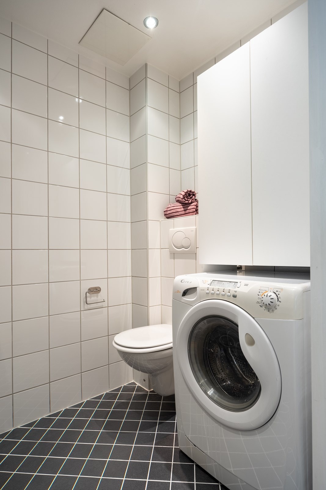 Baderommet har varme i gulv, downlights i himling og opplegg for vaskemaskin Galleribilde