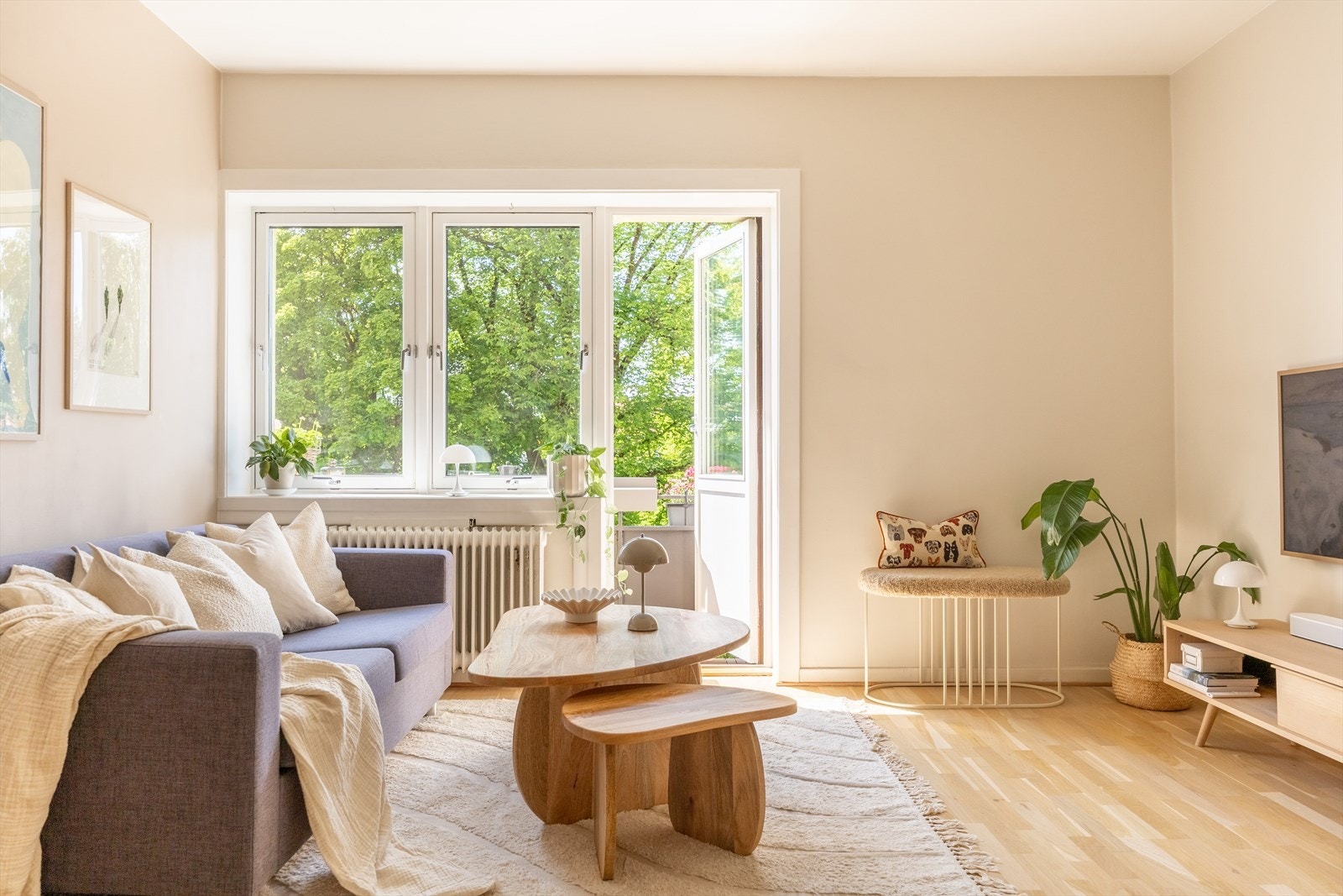 Stuen har store og flotte vindusflater som slipper inn godt med naturlig lys Galleribilde