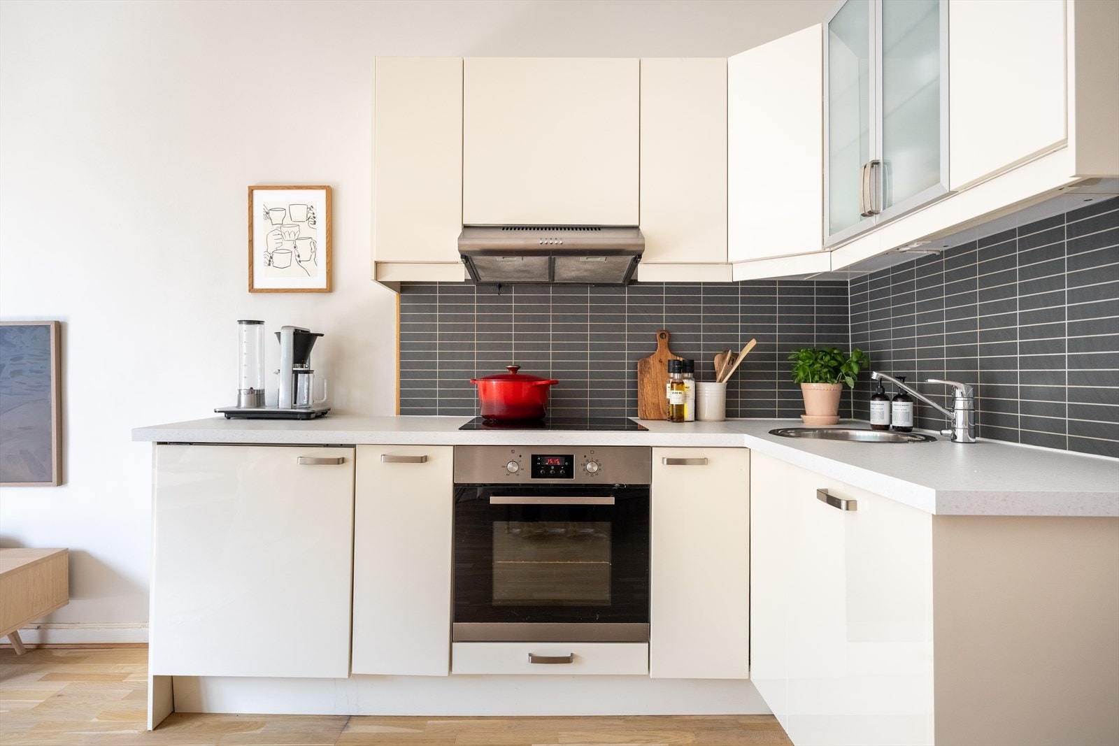 Induksjonstopp, stekeovn, oppvaskmaskin og kjøl/frys er integrert i innredningen. Det ble i 2025 montert ny benkeplate og koketopp Galleribilde