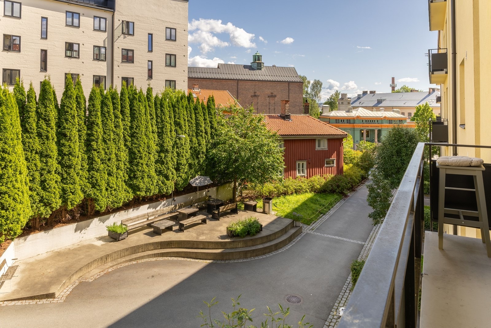 Brannbalkongen og soverommet vender inn mot bakgård Galleribilde