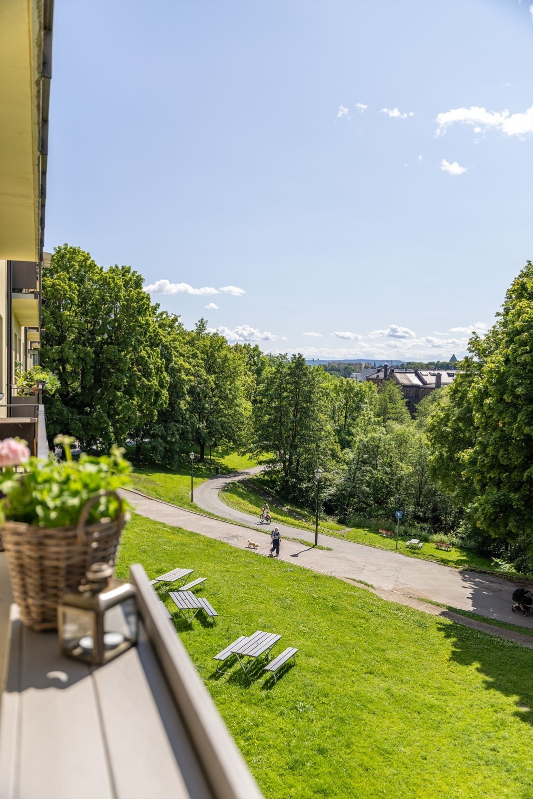 Utenfor finner du pent opparbeidet fellesområde med flotte grøntområder og utsyn ned mot elven Galleribilde
