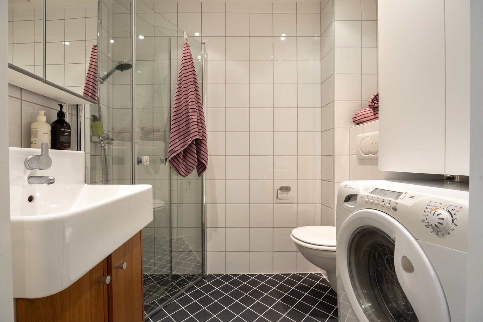 Flislagt baderom som ble rehabilitert i regi av borettslaget i 2009/2010 Galleribilde