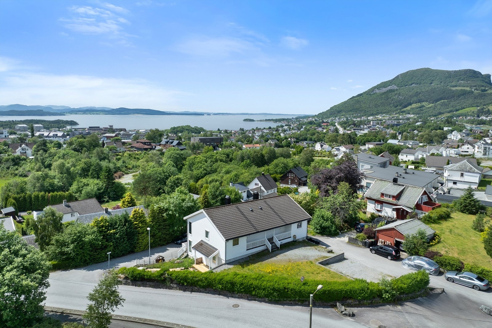 Leiligheten ligger i kort avstand til alt av jørpelands fasiliteter og bussholdeplass like ved. Galleribilde