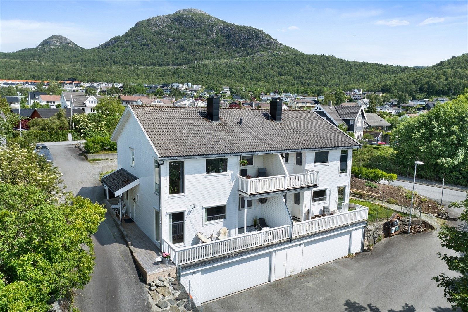Leilighet ligger i 1.etasje over garasjeanlegg i et leilighetsbygg bestående av 4 eierseksjoner. Galleribilde