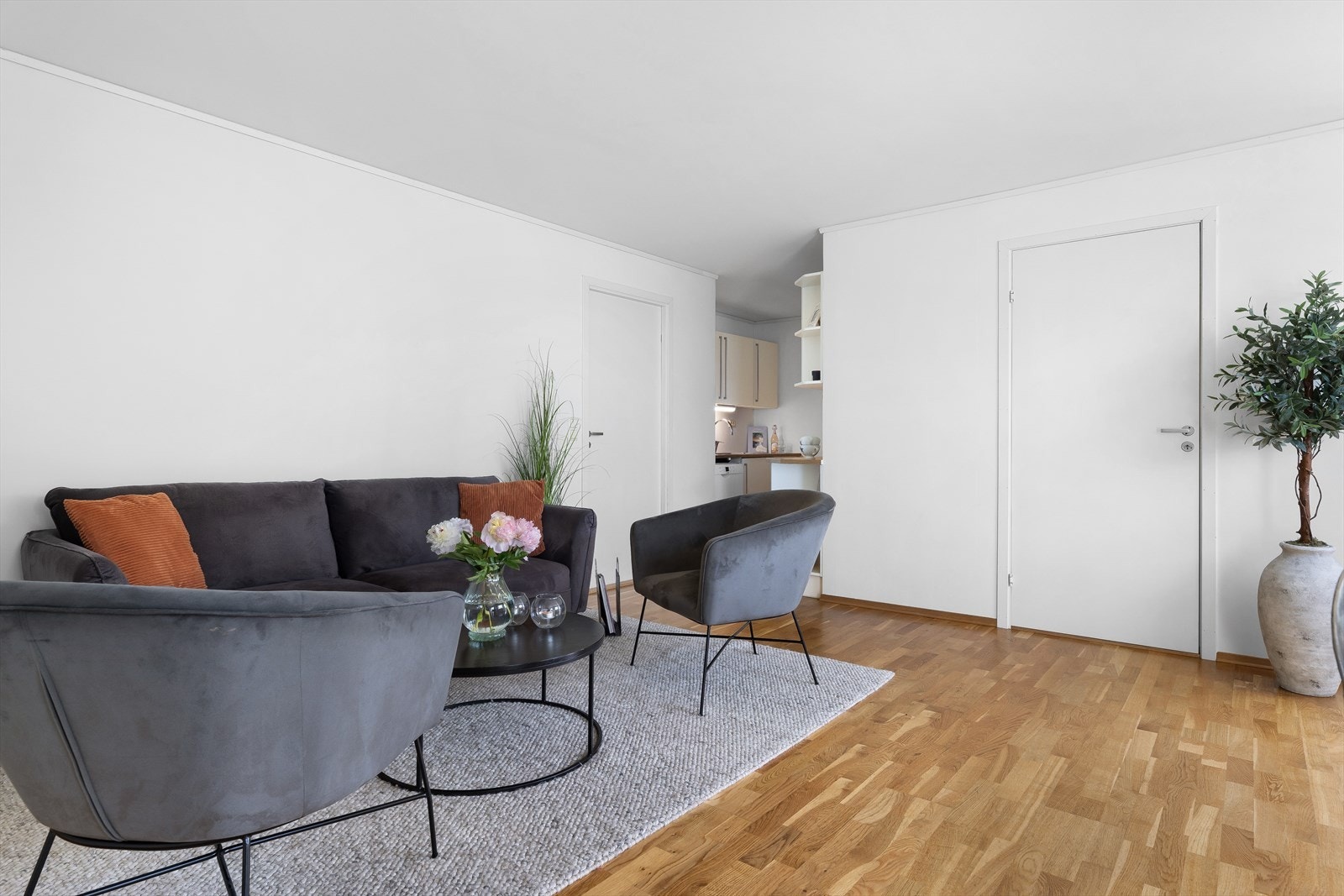 Kjøkkenet er delvis adskilt fra stuen. Galleribilde