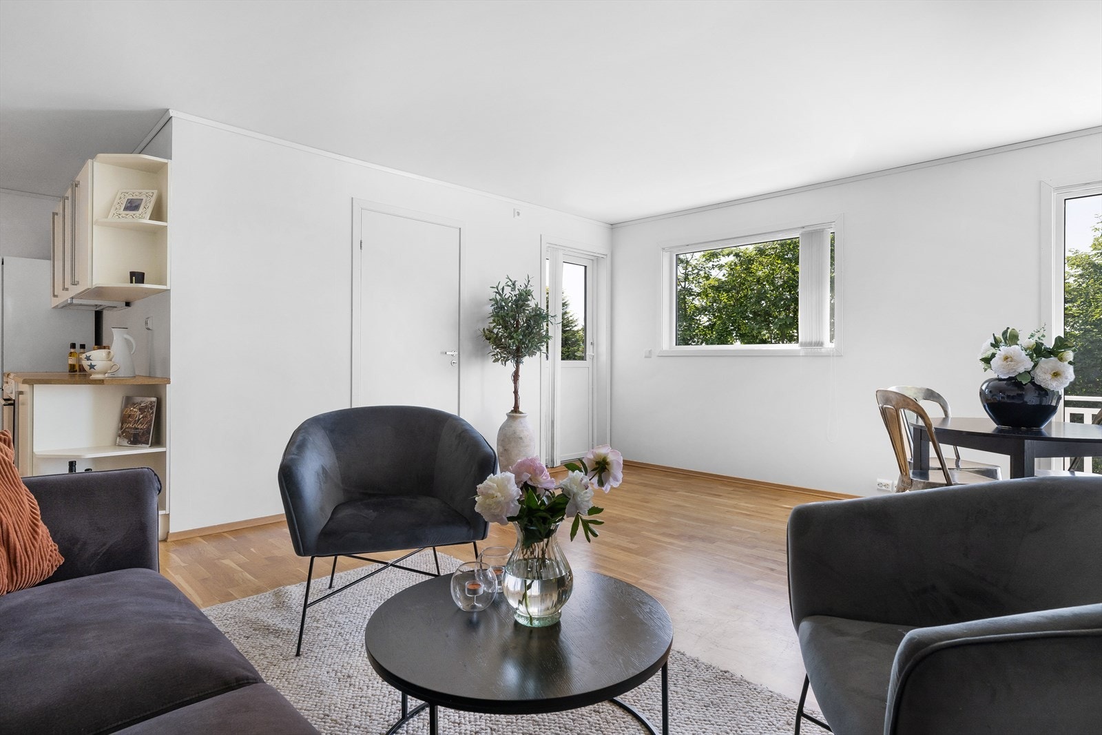Inngang til soverom nr.2 i front av bildet. Samt utgang til stor og solrik terrasse. Galleribilde