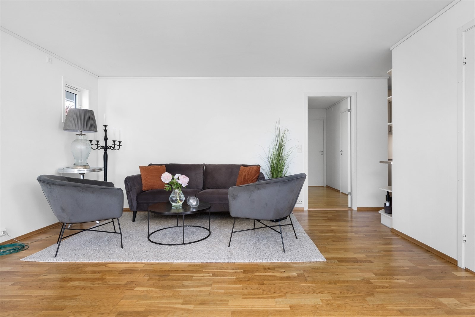 Romslig stue med plass til god sofagruppe og spisebord. Galleribilde