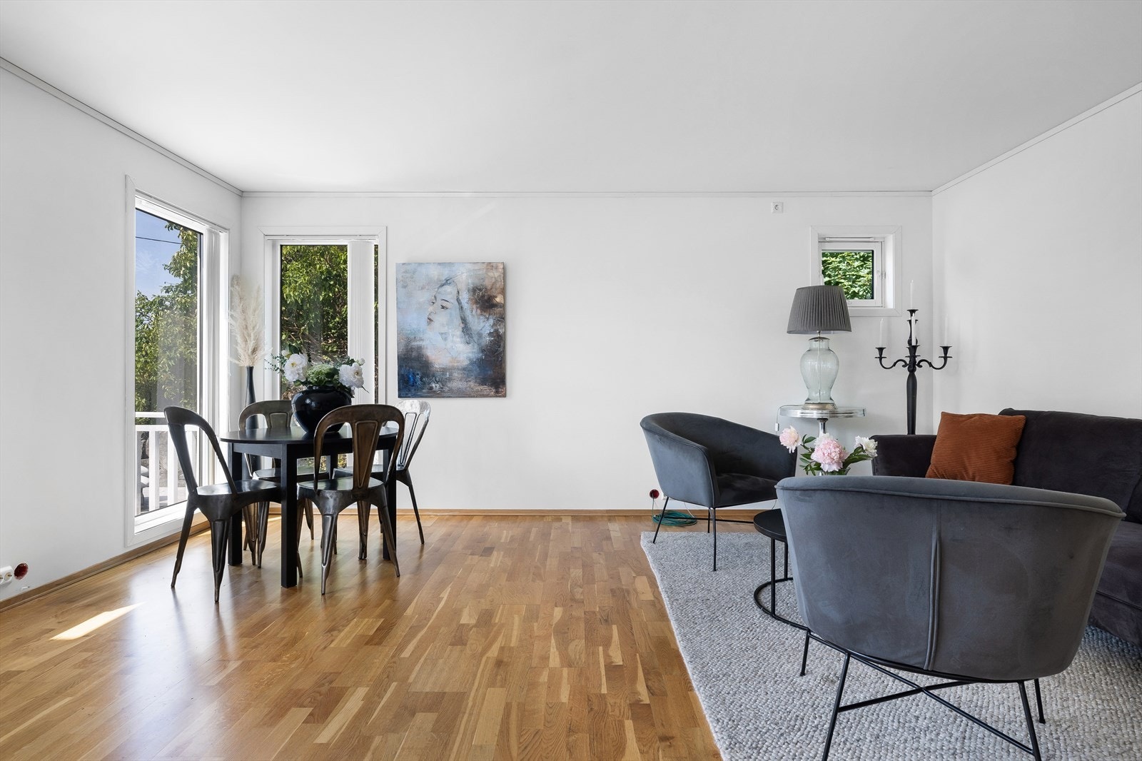 Hele leiligheten er malt i lyse farger og er godt vedlikeholdt. Så og si ingen spikerhull foruten der bilde henger. Galleribilde