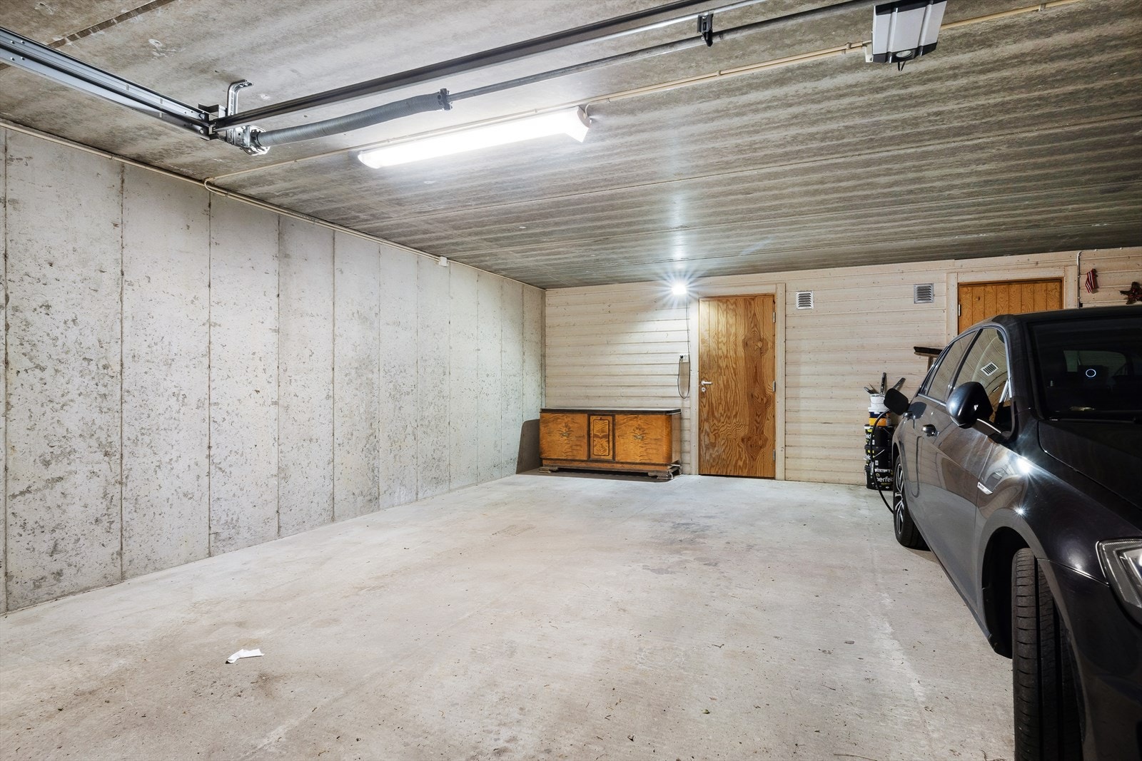 Leiligheten disponerer 1 stk parkeringsplass i felles garasje. Galleribilde