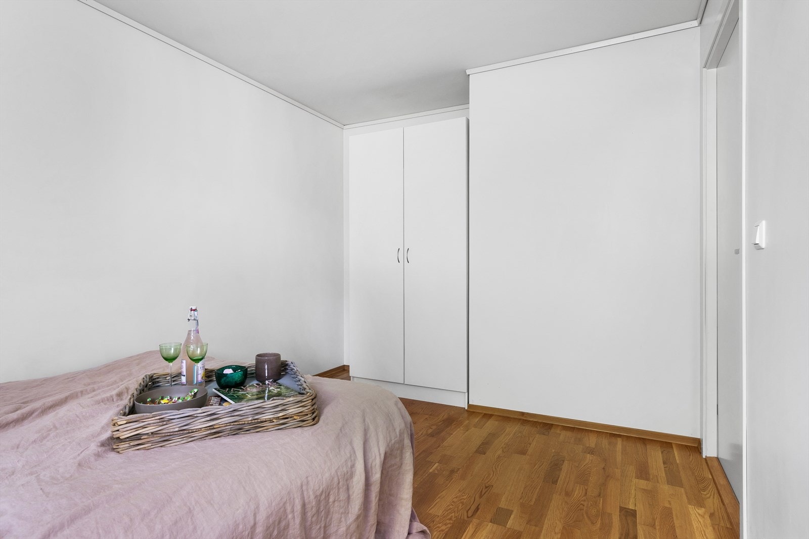 Tilhørende garderobeskap. Galleribilde