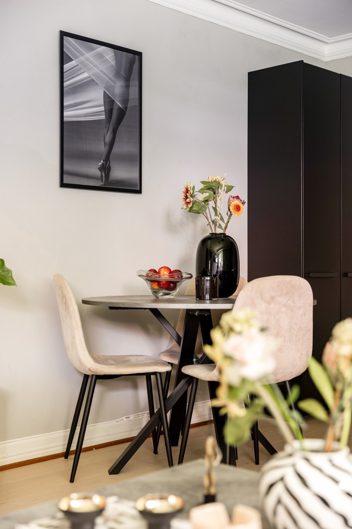 Stuen byr på god plass til spisemøblement. Galleribilde