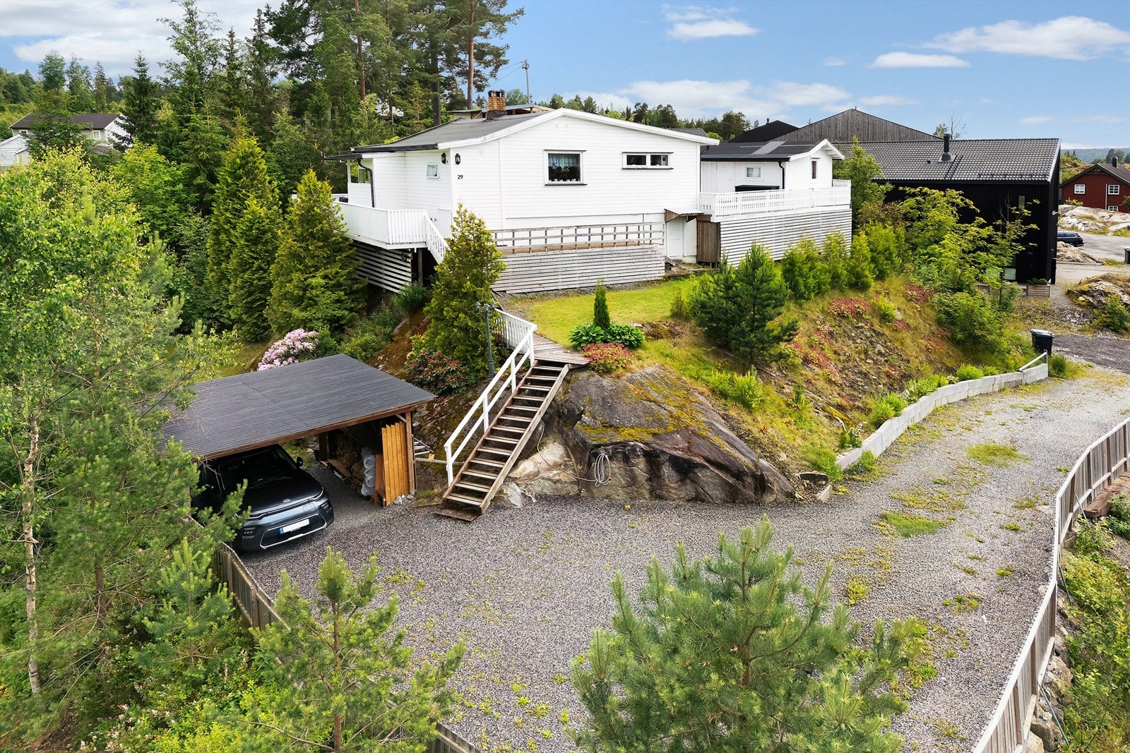 Parkering i carport, samt på egen tomt Galleribilde