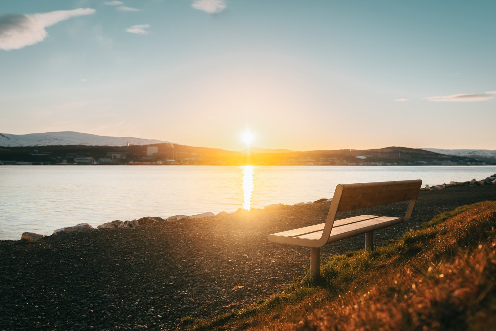 Fin strandpromenade rett utenfør døren.