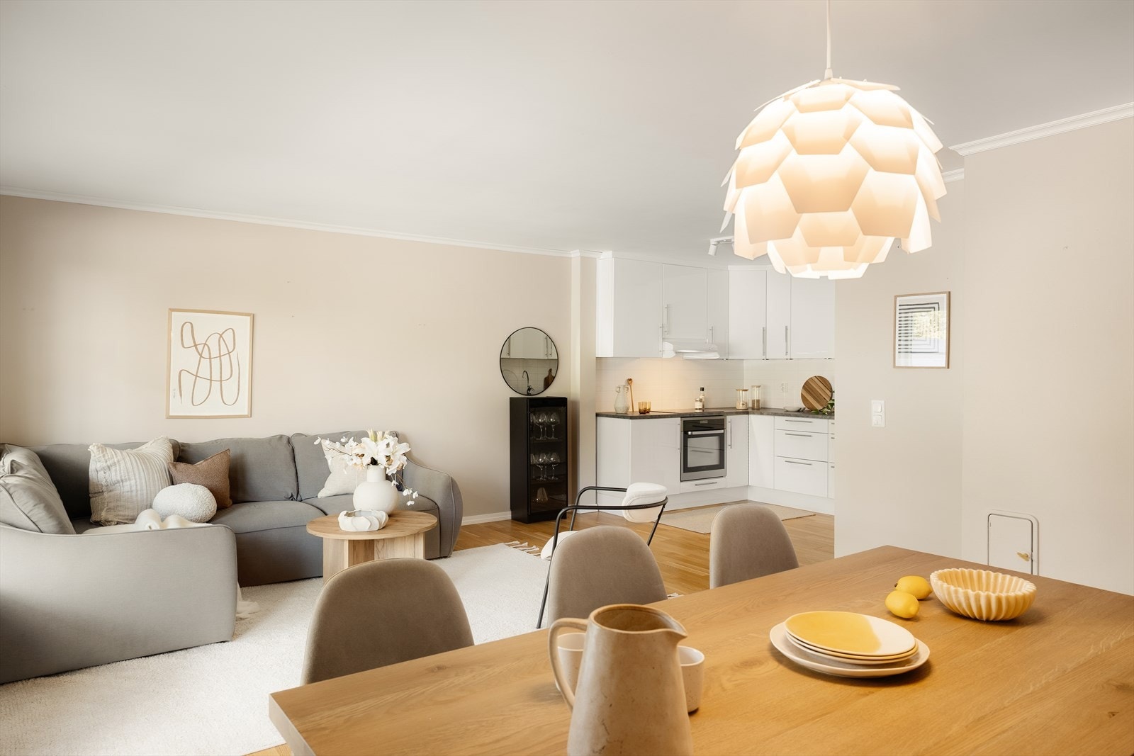 Stuen har en fin utforming som gjør det enkelt å innrede både med sofa- og spisegruppe Galleribilde