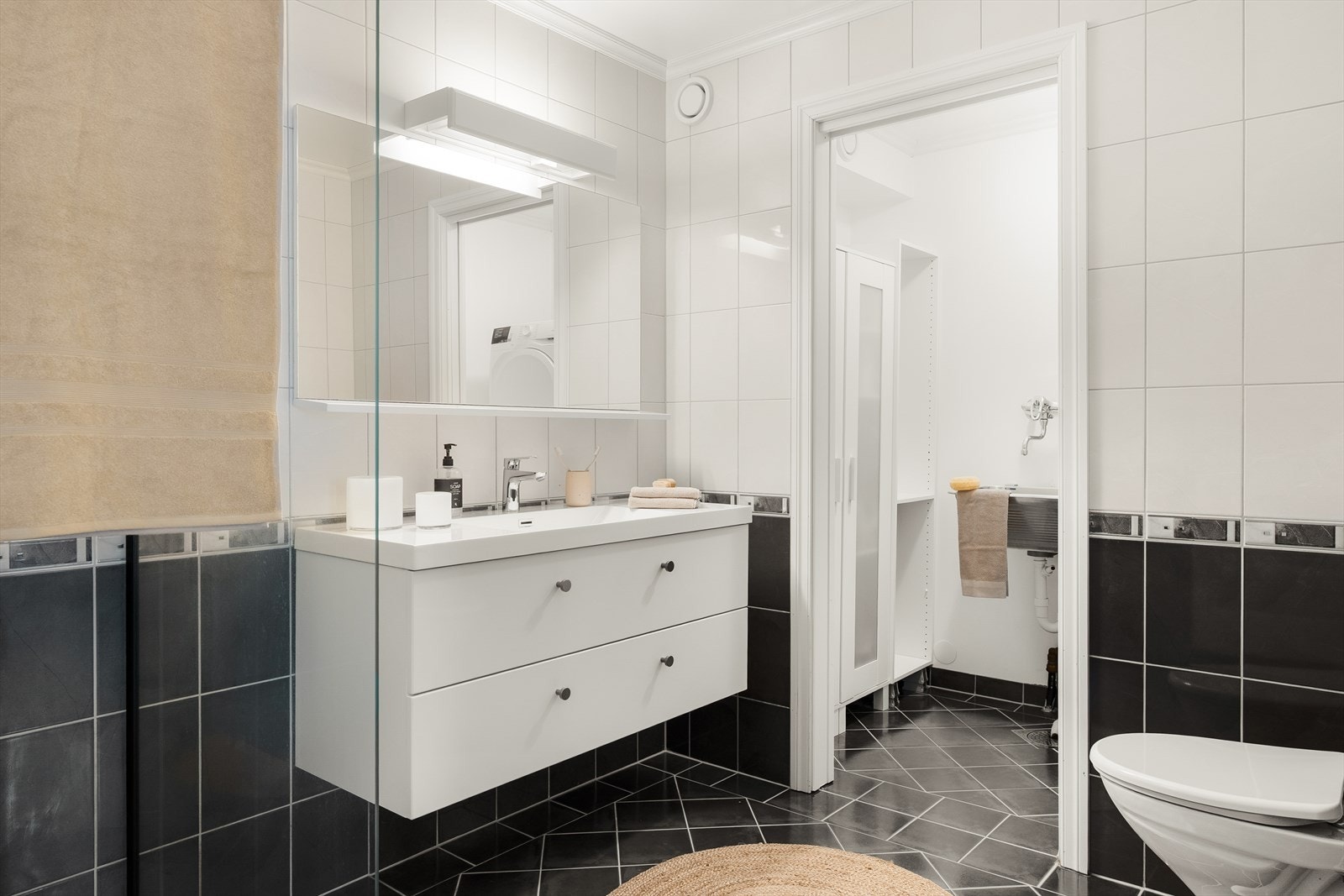Badet er helfliset i nøytrale og tidløse farger | Varmekabler i gulv Galleribilde