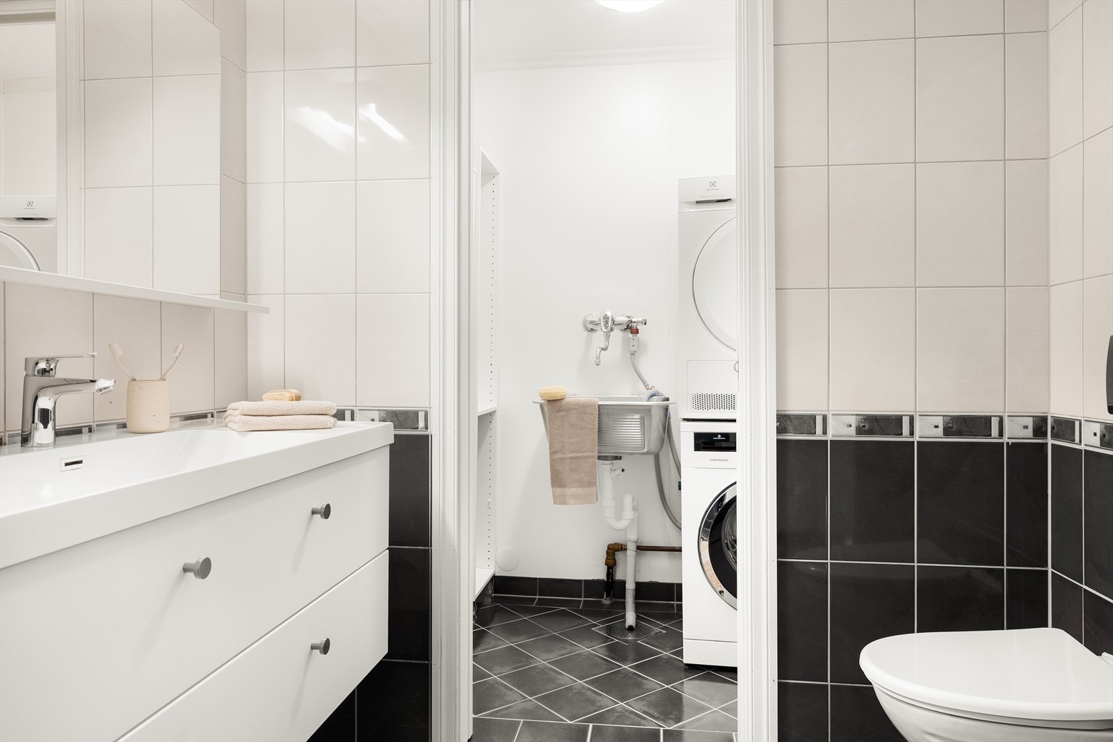 Svært praktisk og avskilt vaskerom med god plass til både vaskemaskin og tørketrommel Galleribilde