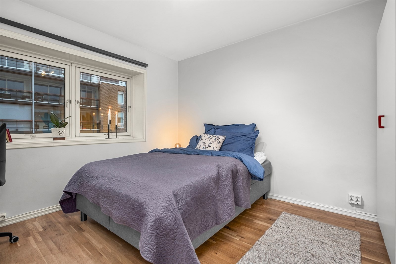 Det andre soverom er av god størrelse på 12,5m² og har rikelig med plass til garderobe og skrivepult Galleribilde