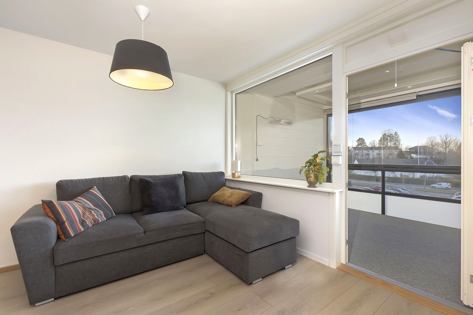 Fra stue er det utgang til innebygd glassveranda Galleribilde