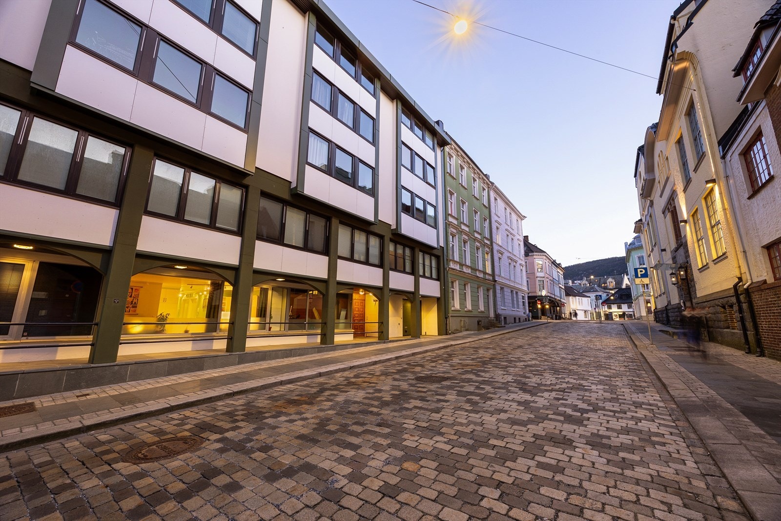 Leiligheten har en sentral beliggenhet i Bergen sentrum, med gangavstand til "alt". Galleribilde