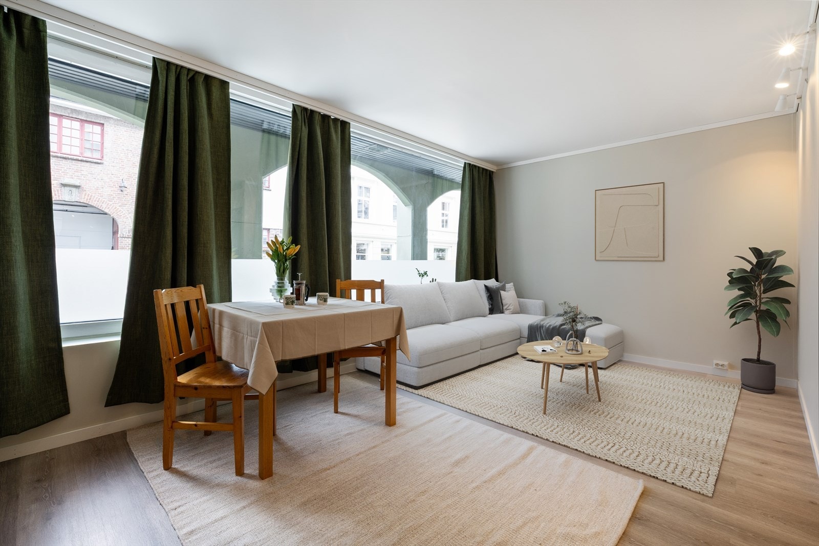 I stuen er er det plass til å innrede med både sofagruppe og spisebord. Galleribilde