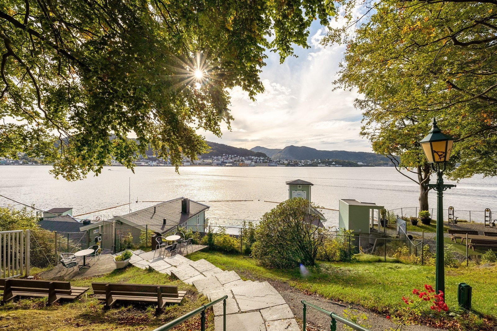 Kort vei til Nordnes sjøbad som er åpent både sommer og vinter Galleribilde