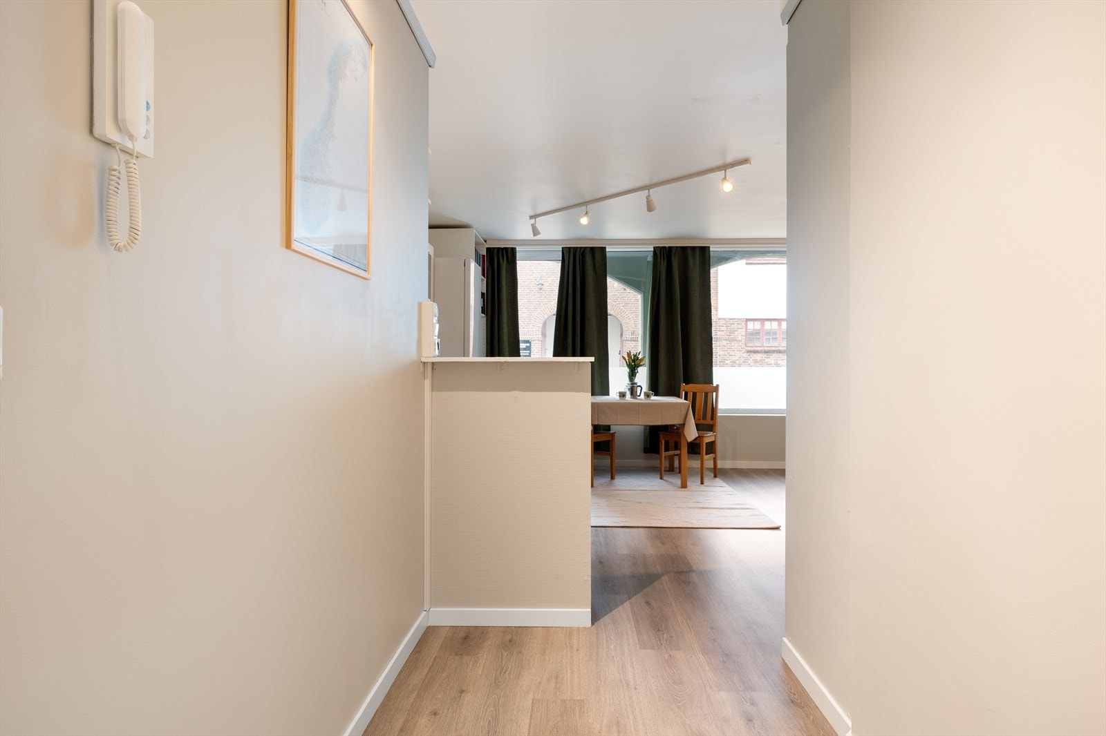 Entréen tar deg videre til alle rom i leiligheten. Galleribilde