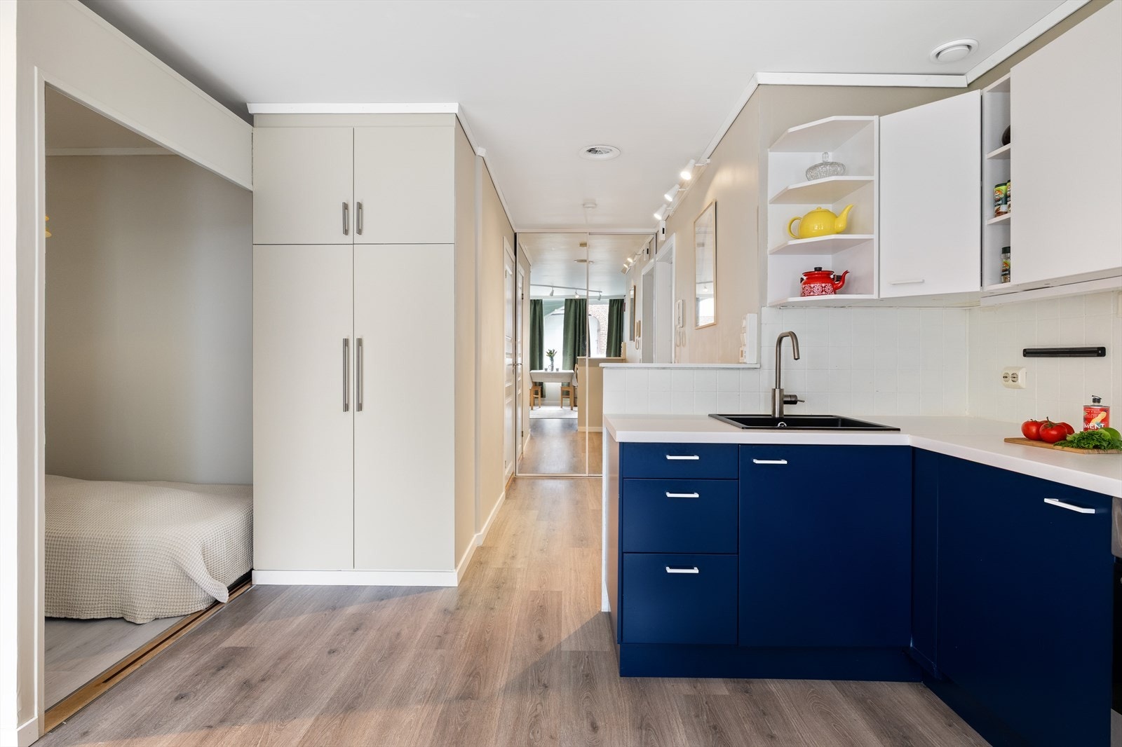 Kjøkkenet er innredet med slette fronter og laminat benkeplate. Galleribilde