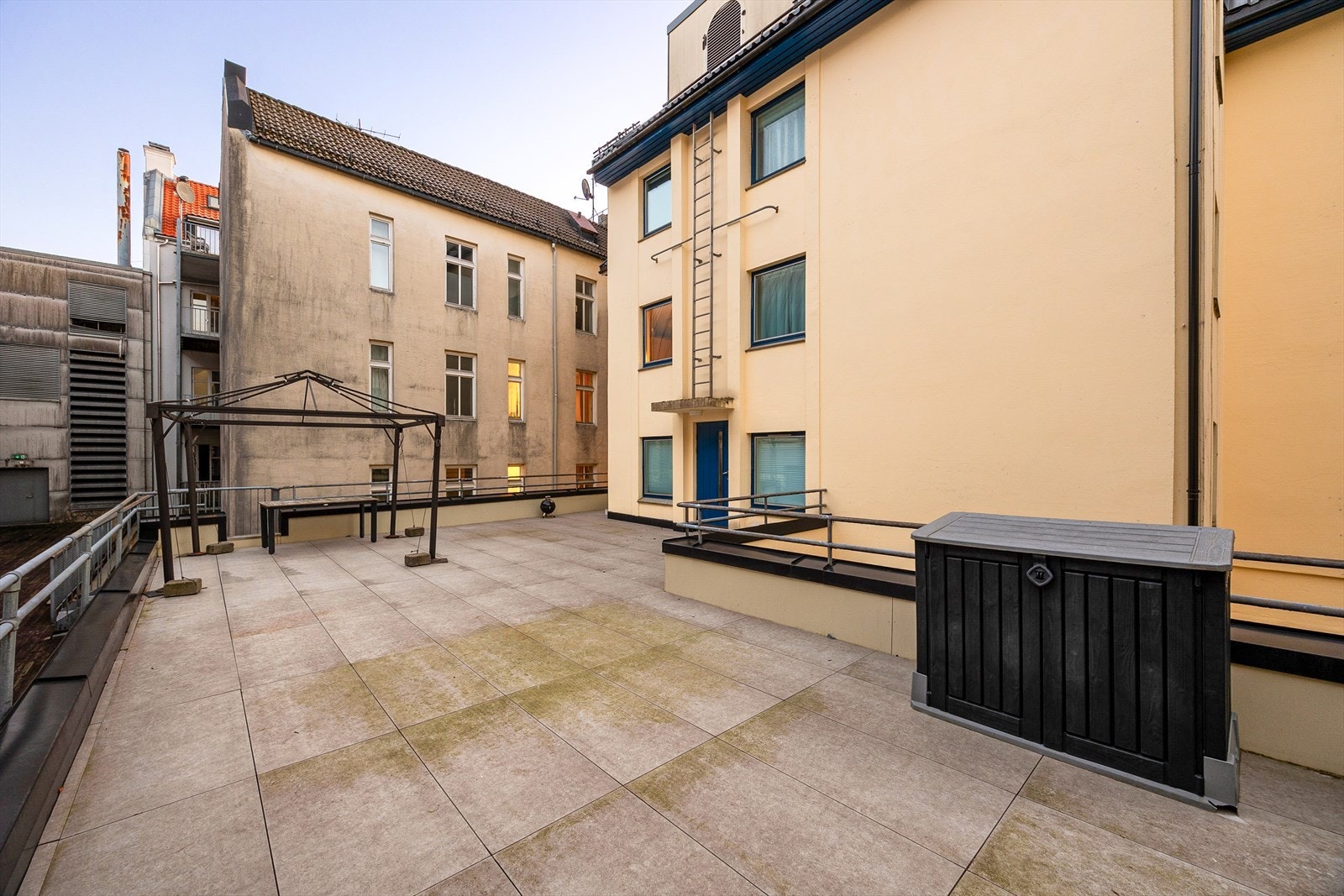 Borettslaget har en stor felles takterrasse med gode solforhold og god plass til utemøbler. Galleribilde