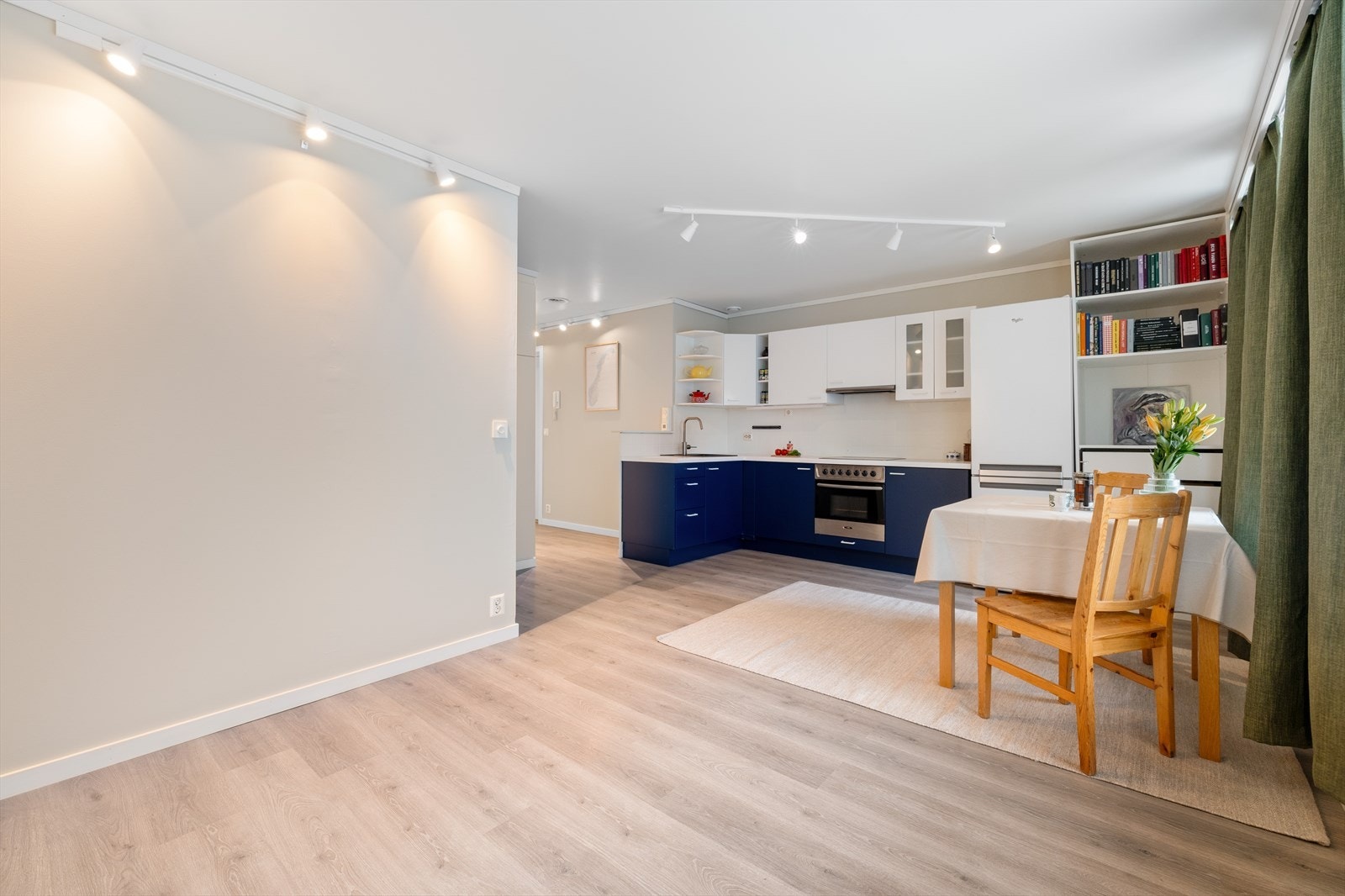 Leiligheten har åpen stue- kjøkkenløsning som gir et innbydende og luftig rom. Galleribilde