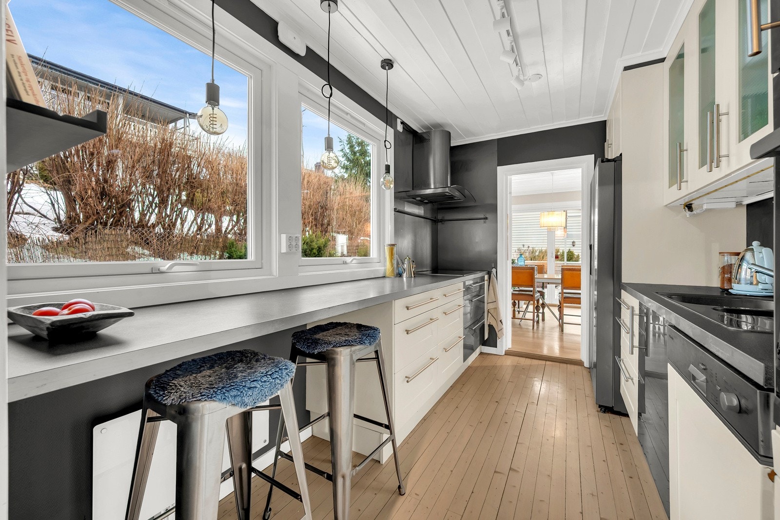 Kjøkken med tilgang til spisestue og hall. Galleribilde