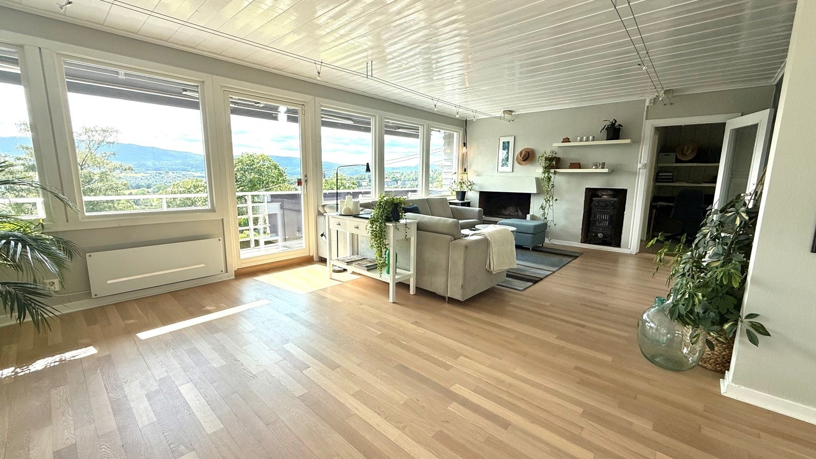 Utgang til veranda fra stuen. Galleribilde