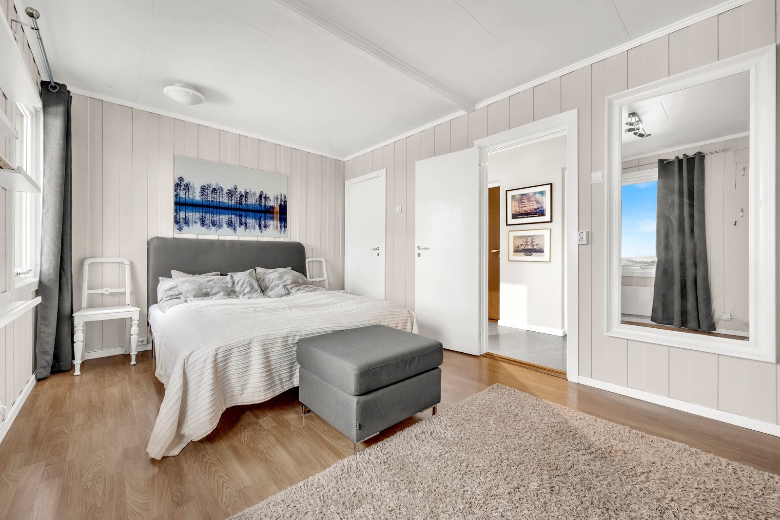 Stort soverom med mye plass og store vinduer. Galleribilde