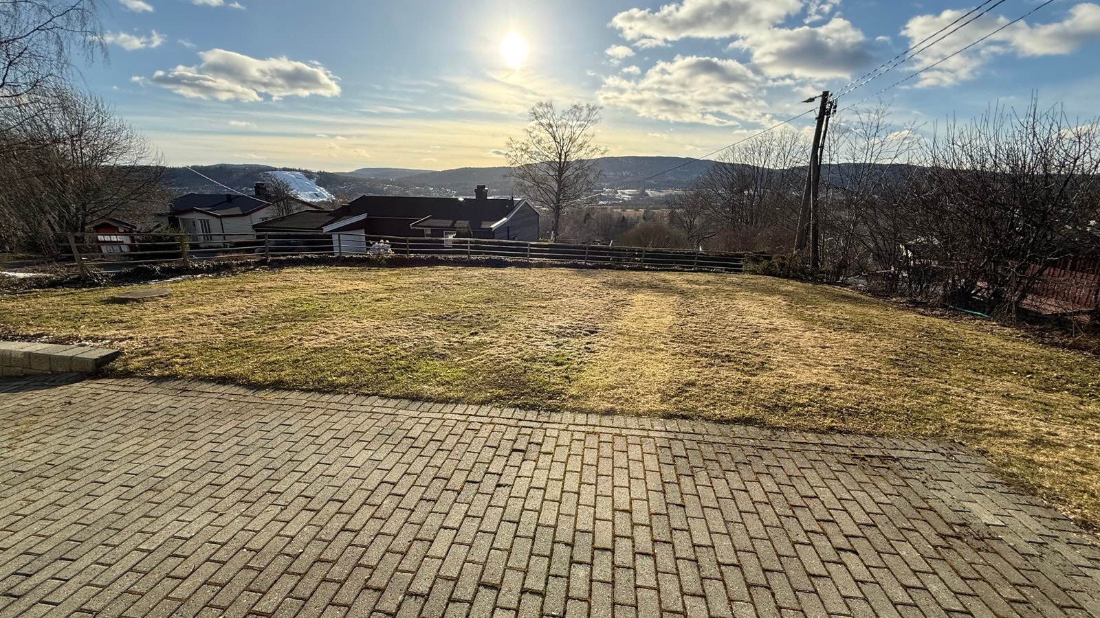 Solrik hage med plass til trampoline Galleribilde
