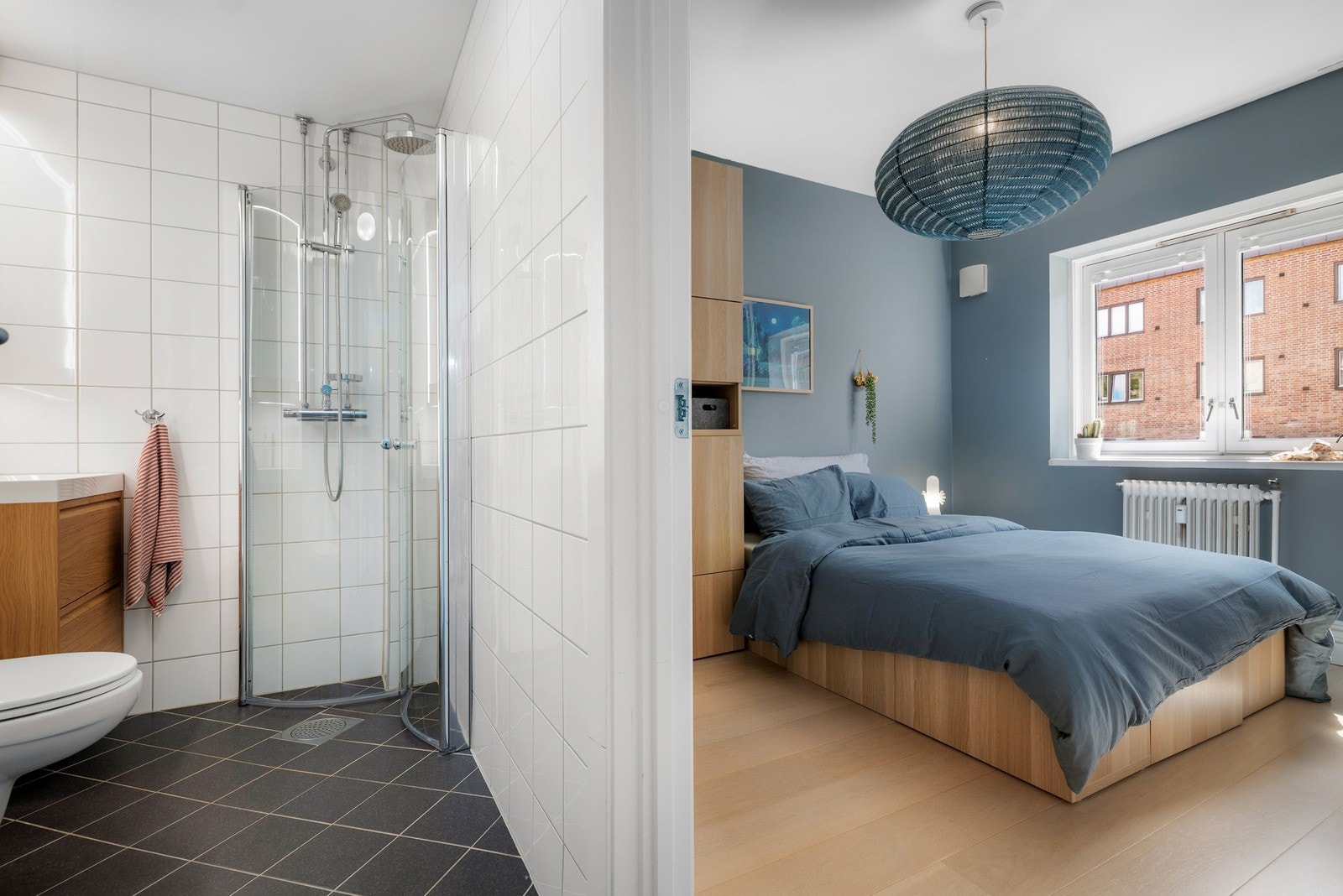 Praktisk ensuite - Fra soverommet har du direkte tilgang til baderommet. Galleribilde