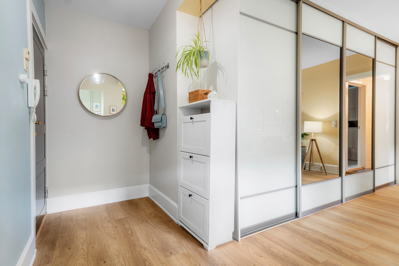 Romslig entré med plass til oppheng av sko og jakker. Galleribilde