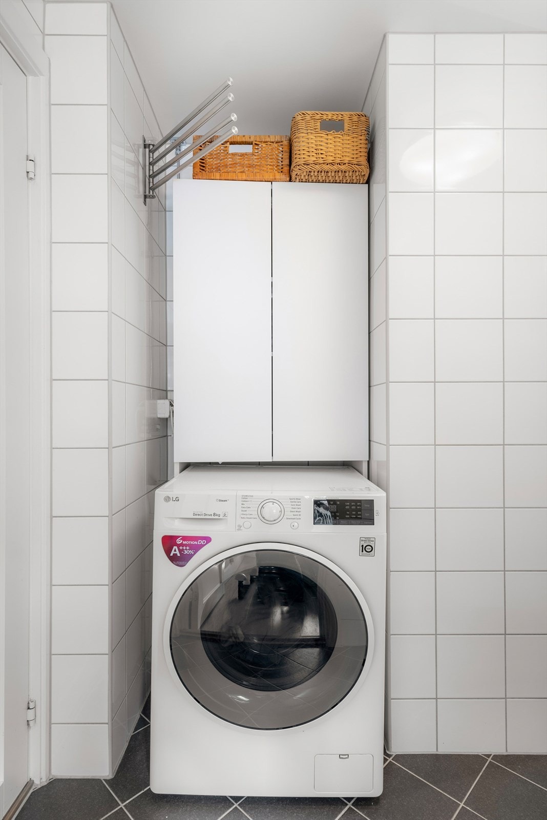 Plass til vaskemaskin og tørketrommel i egen nisje på baderommet. Galleribilde