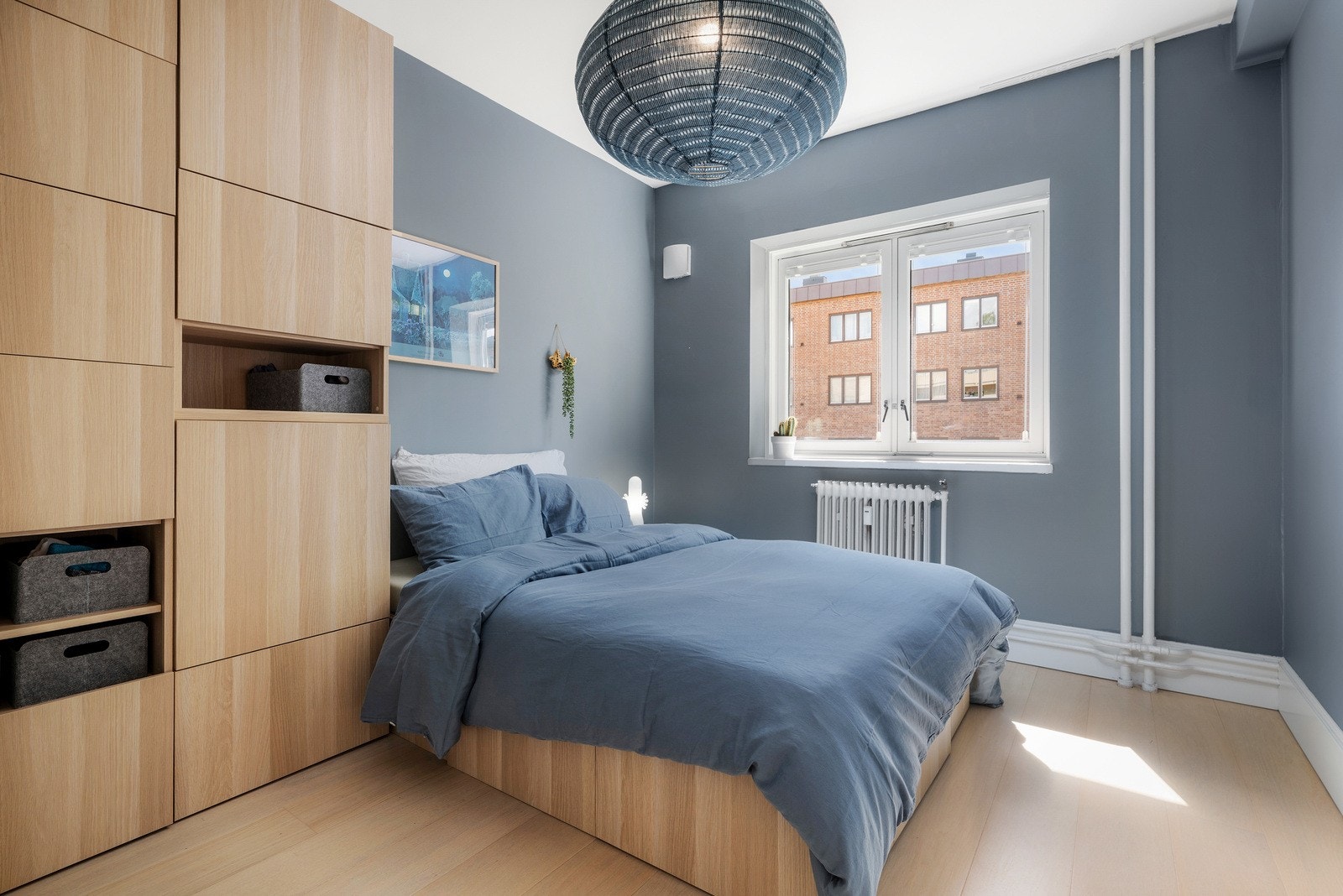 Soverom med god plass til stor seng og tilhørende nattbord. Galleribilde