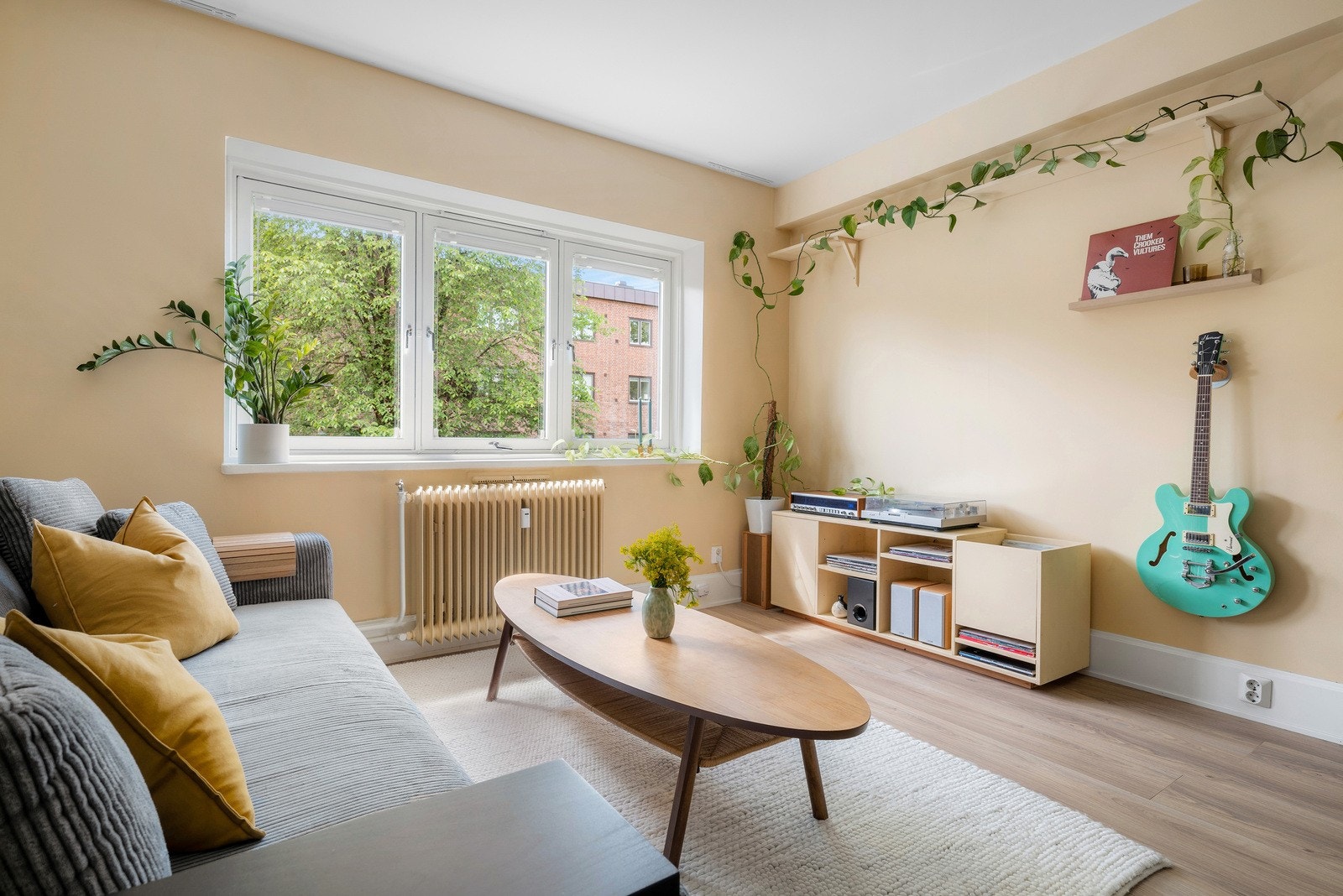 Boligen har store vindusflater som slipper inn rikelig med naturlig lys som skaper en god atmosfære. Galleribilde