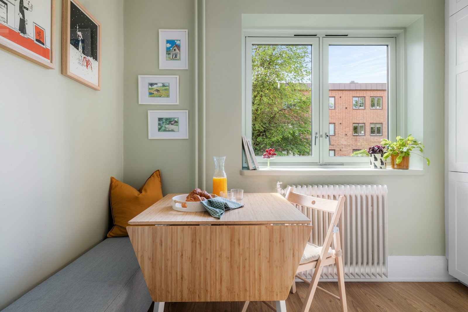 Det er god plass til spisebord for hyggelige frokost- og middager. Galleribilde