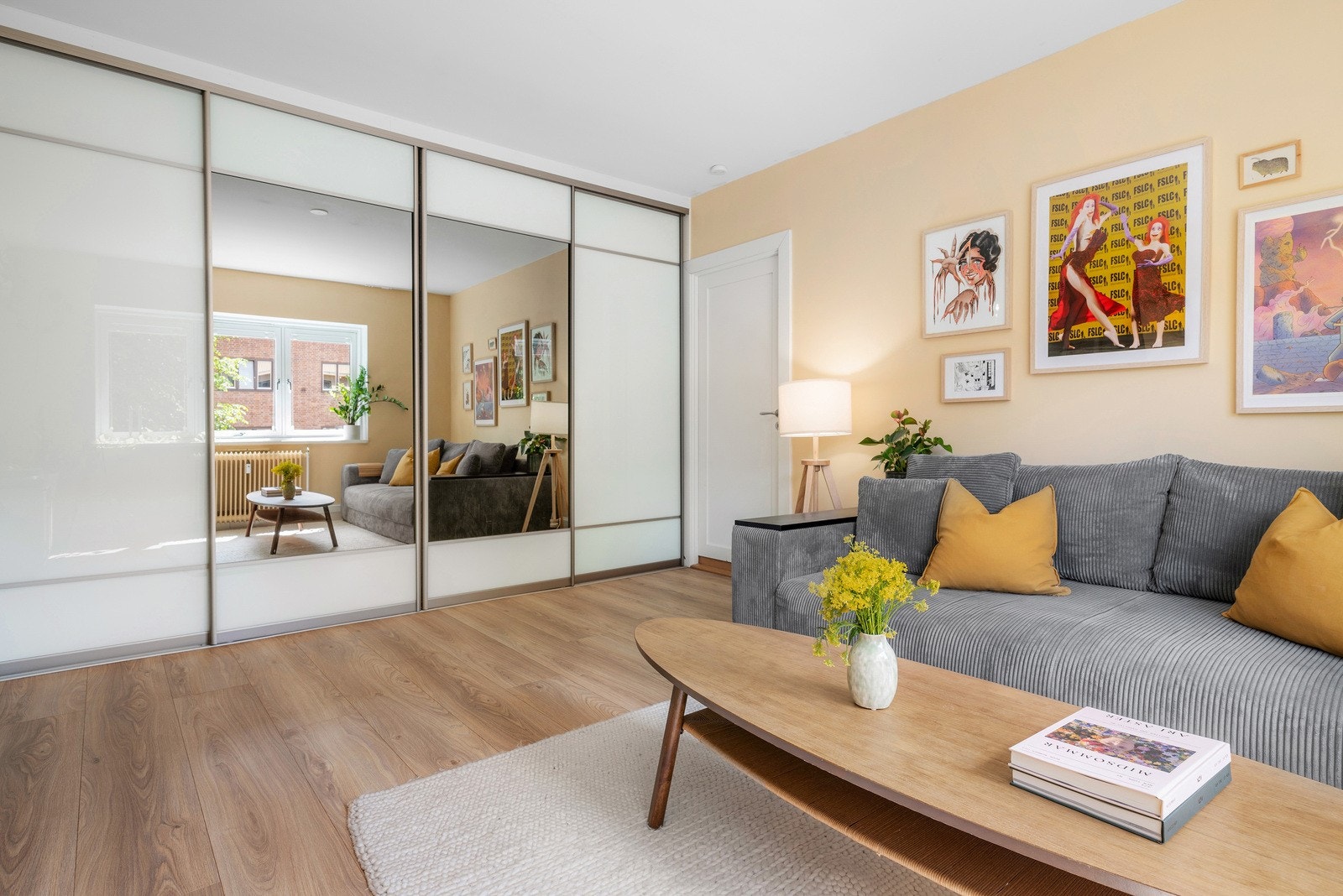 Det er rikelig med skapplass i plassbygget skyvedørsgarderobe. Galleribilde