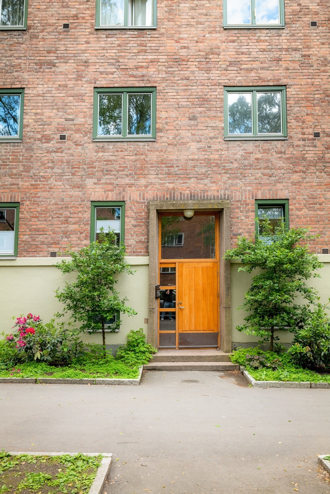 På sommeren er det pent opparbeidet med blomster og beplantning. Galleribilde