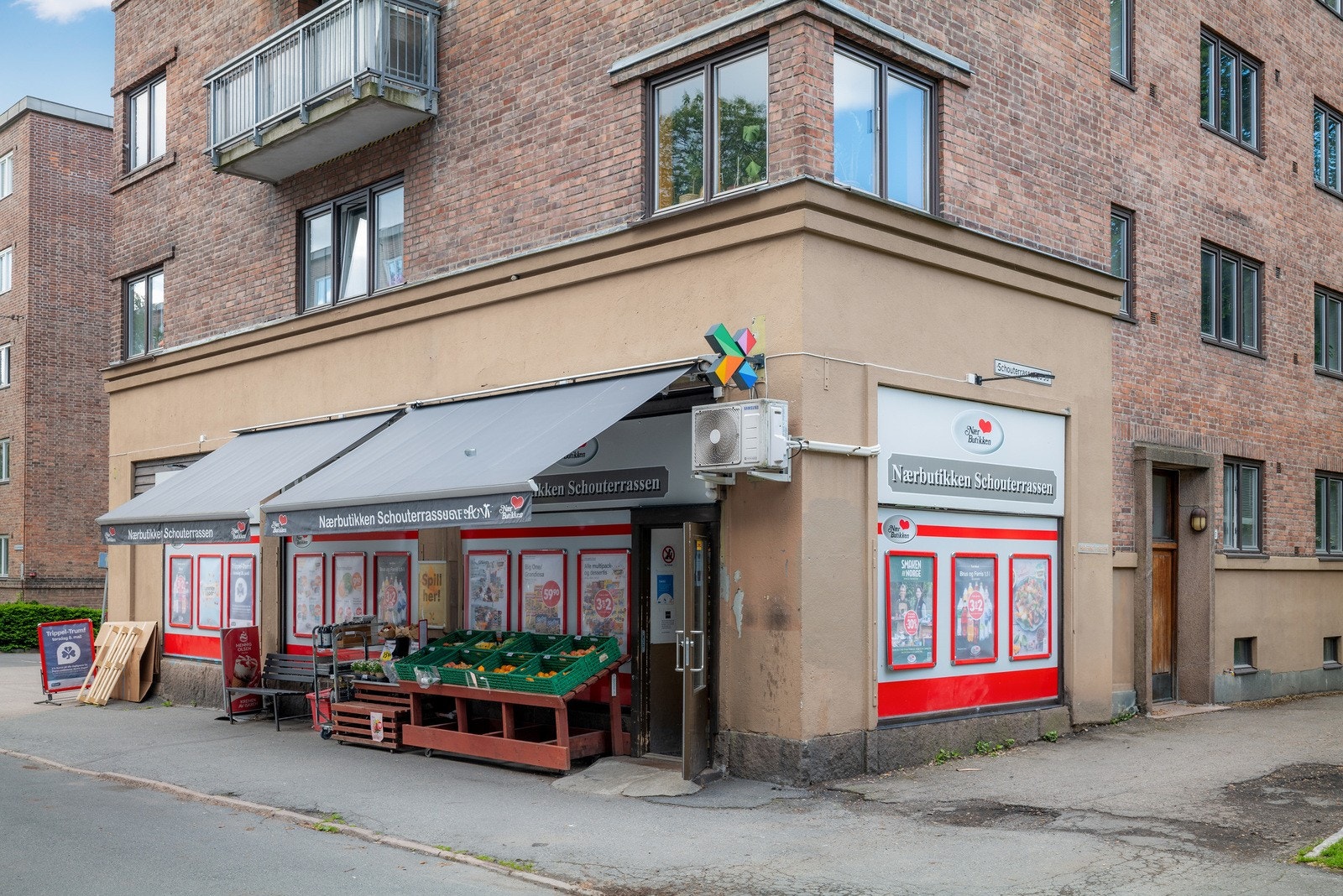 30 meter unna boligen finner du nærbutikken hvor du kan gjøre dagligvarehandel. Galleribilde