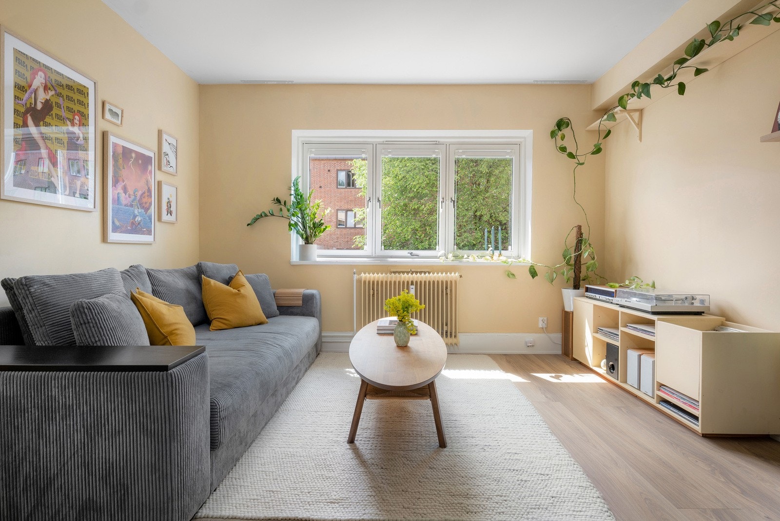 Stuen er luftig og gir muligheter for møblering etter eget ønske. Galleribilde