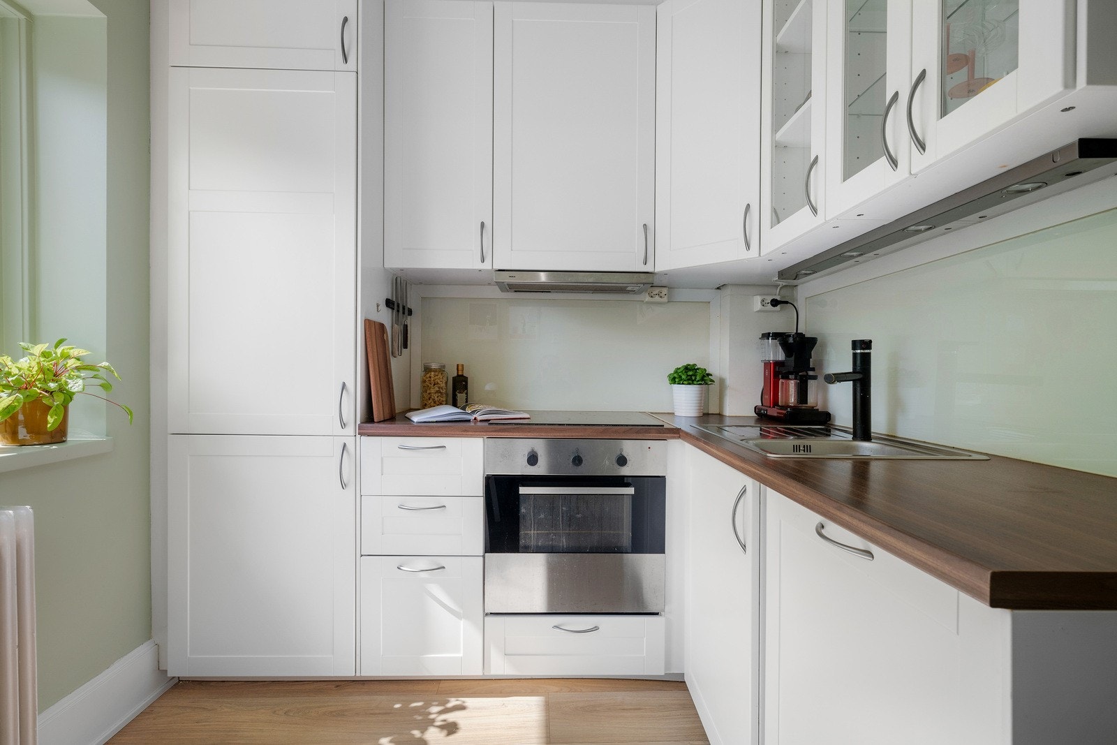 Det er rikelig med skapplass og over- og underskap. Galleribilde