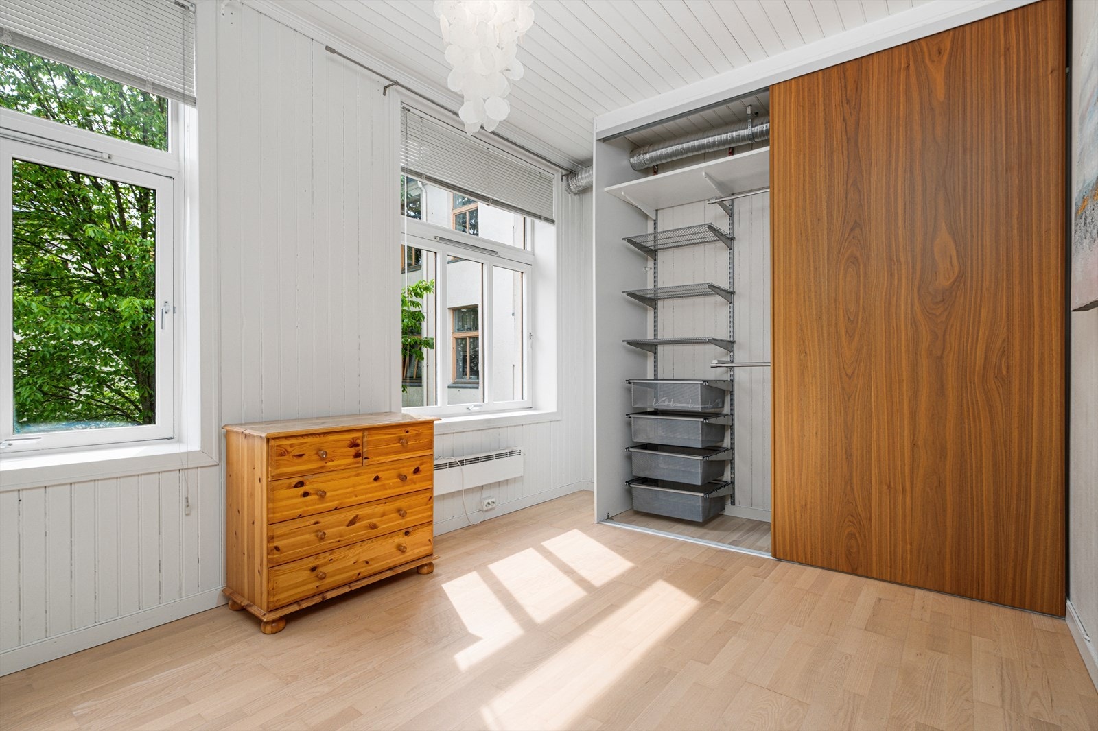 Største soverommet er av god størrelse på flotte 10m², og gir rom for gode møbleringsmuligheter og oppbevaringsplass. Galleribilde