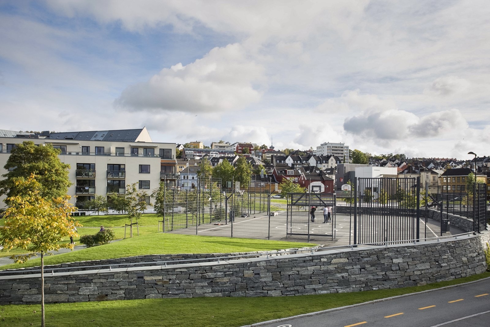 Mellom leiligheten og Solsiden finner du Strandveiparken som byr på et flott og grønt parkområde, samt en inngjerdet basket- og fotballbane. Galleribilde