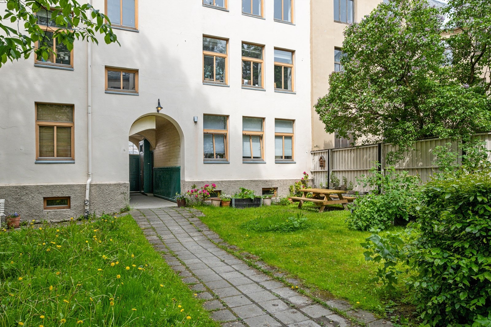 Beboerne i bygget kan fritt bruke bakgården etter eget ønske. Hagen byr på gode muligheter for koselig sammenkomster! Galleribilde